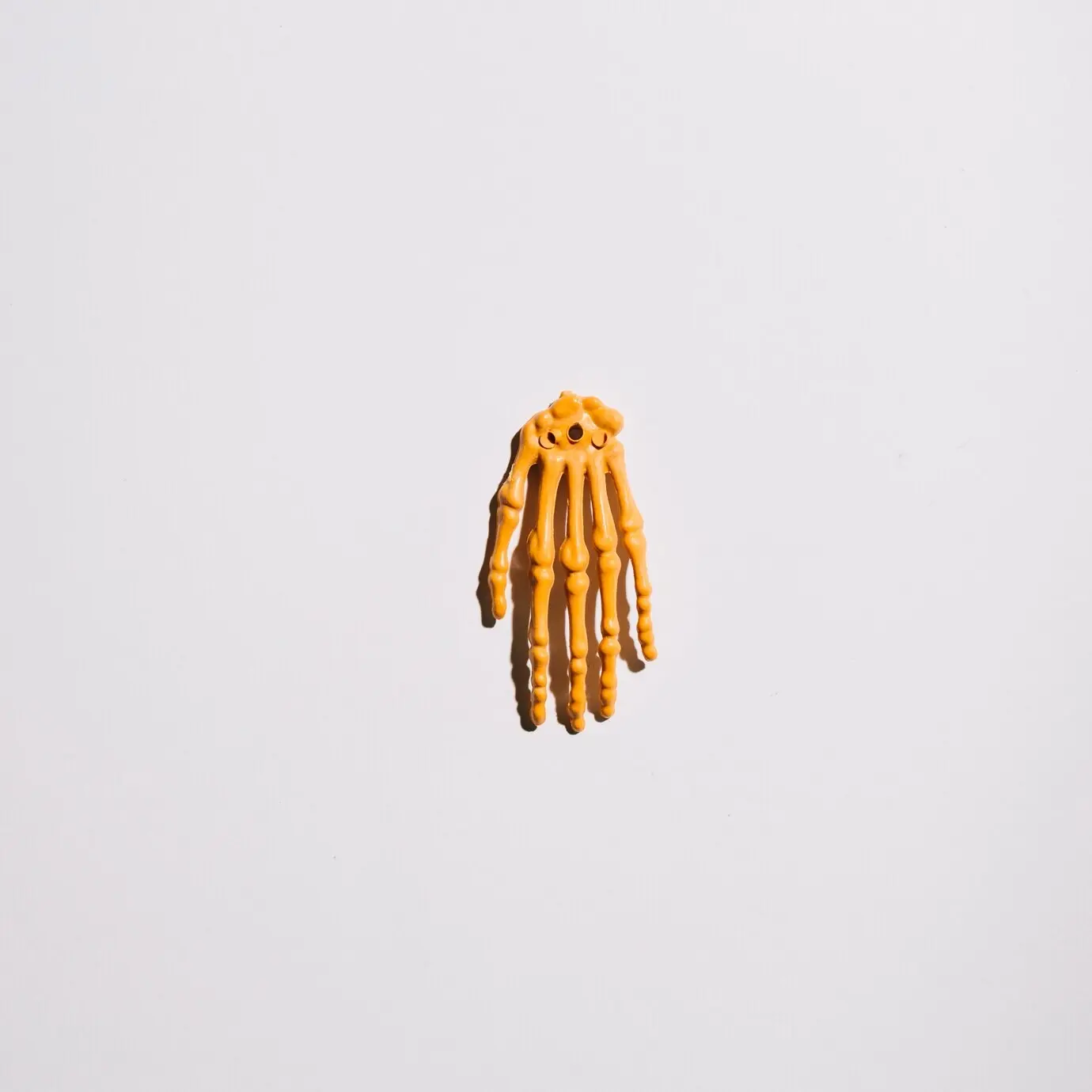 Knochige Skeletthand in der Mitte.