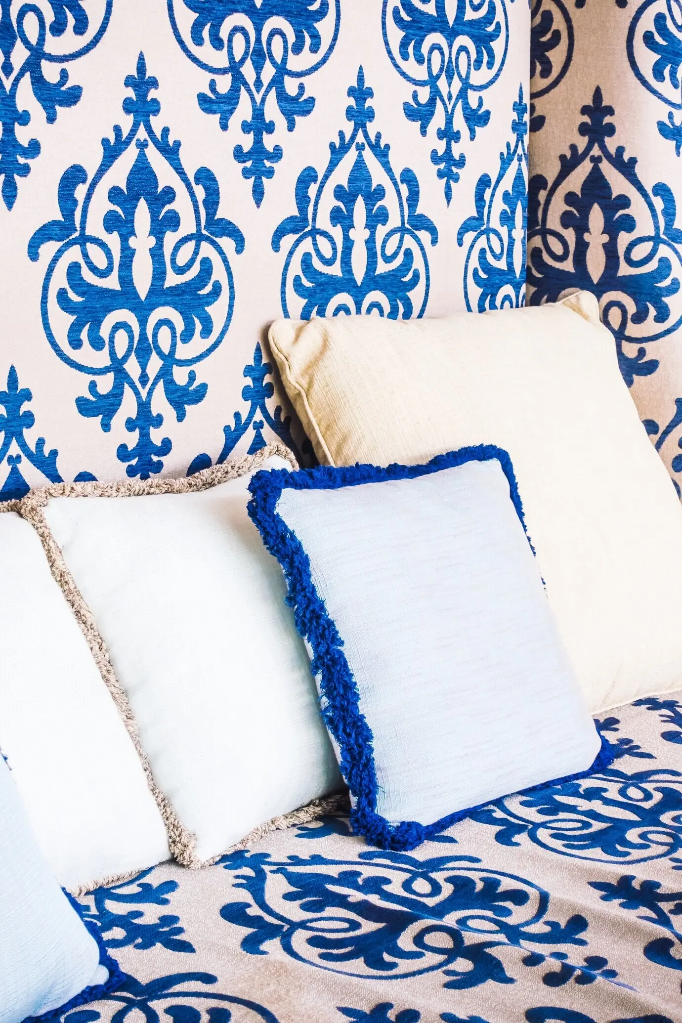 Ein Kissen auf der Couch und auf dem Stuhl